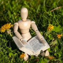 Curso sostenibilidad: figura humana con libro en la naturaleza