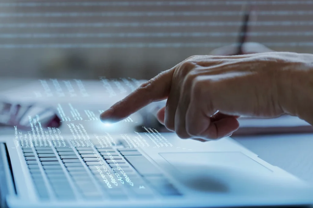 Persona trabajando con un portátil durante una formación en inteligencia artificial para empresas