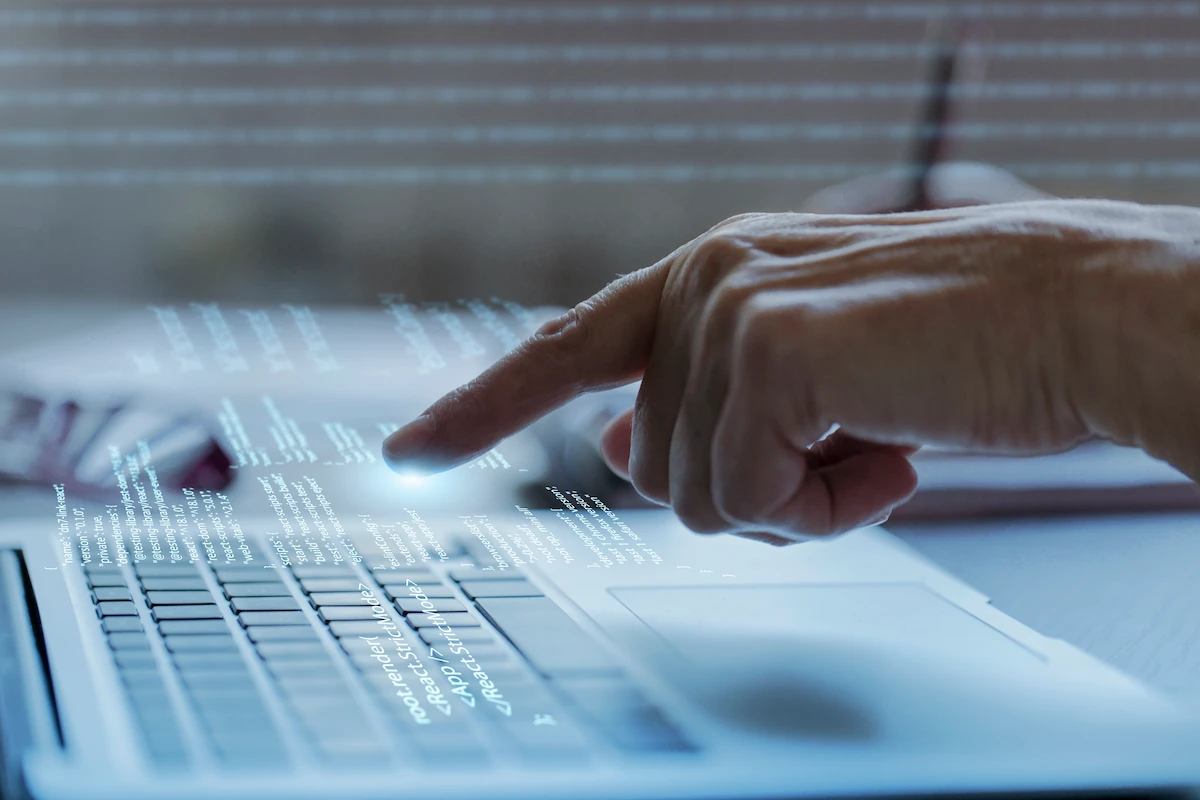 Persona trabajando con un portátil durante una formación en inteligencia artificial para empresas