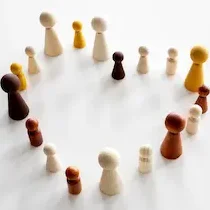 Plan de igualdad para empresas: figuras de hombre y mujer en equilibrio