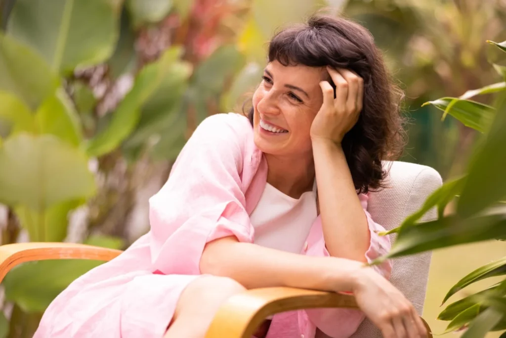 Curso coaching transpersonal online Fundación Human talent: mujer sentada sonriendo satisfecha